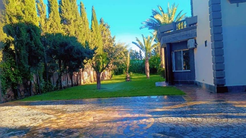 Spacious 4-Bedroom Villa with Pool & Garden 