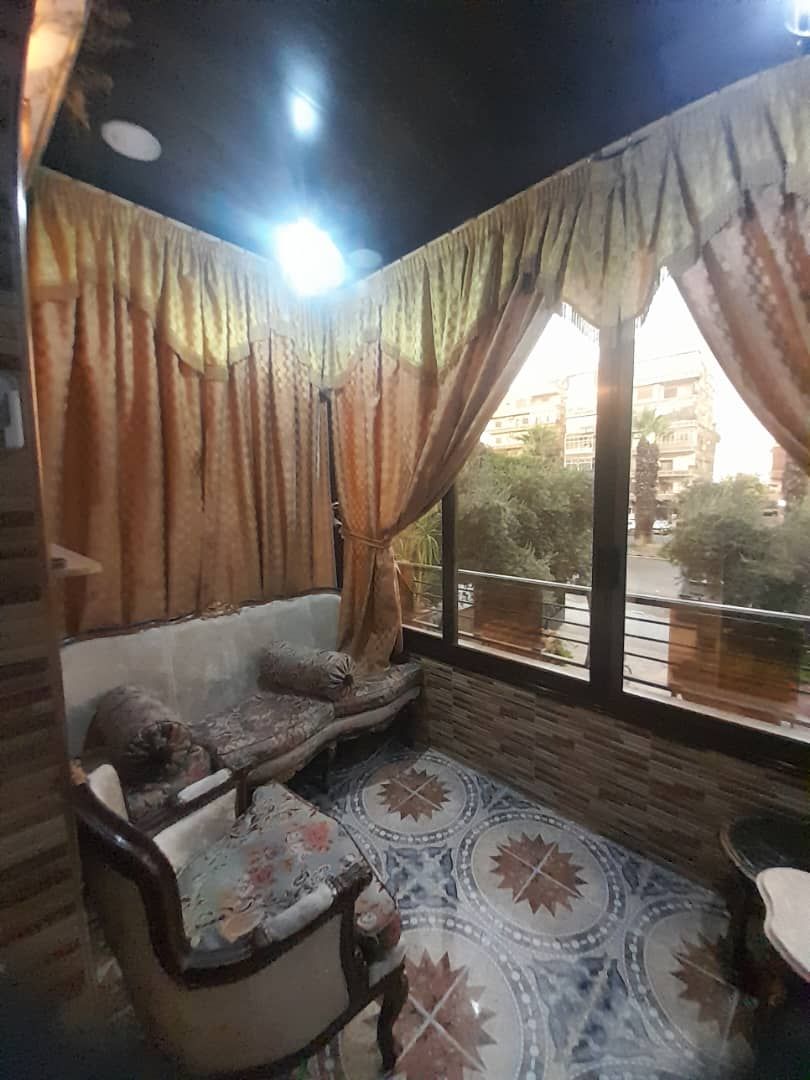شقة مريحة في شارع فارس الخوري العريض 