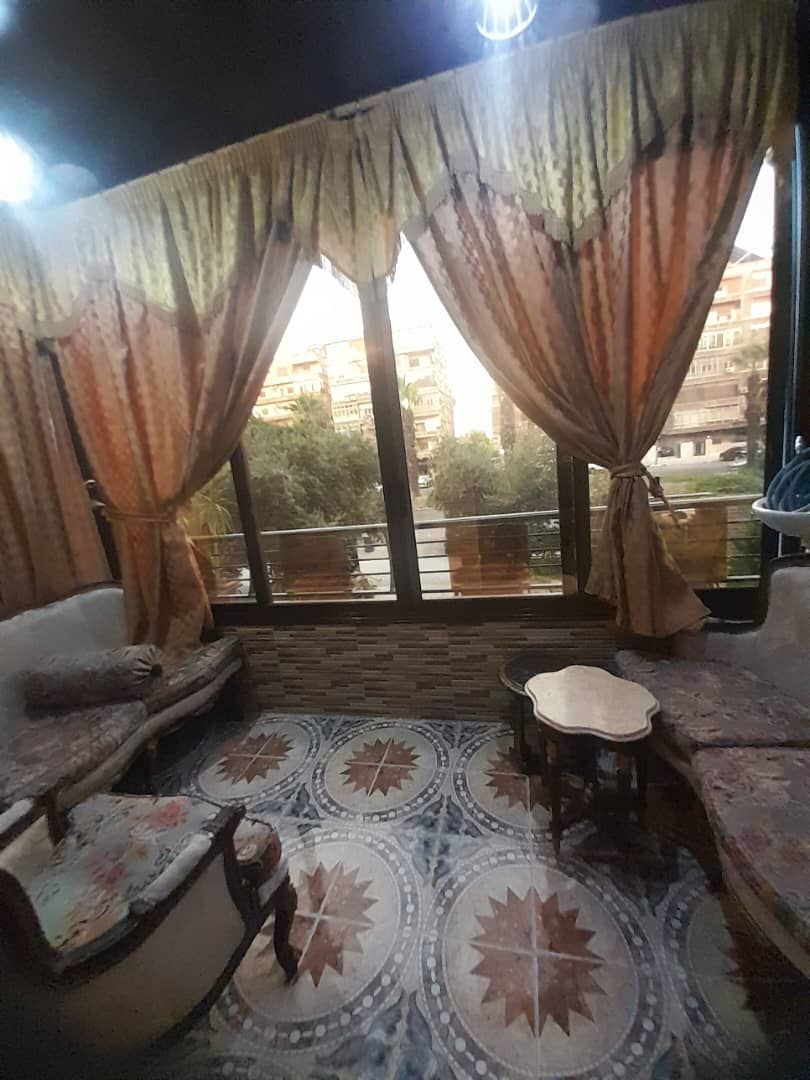 شقة مريحة في شارع فارس الخوري العريض 