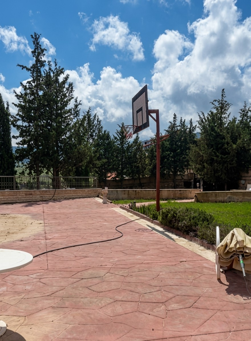 Mountain Villa in Mazraat Deir al-Ashayer – Pool & Garden